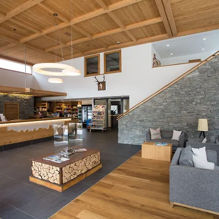 普利瓦阿尔派旅馆 *