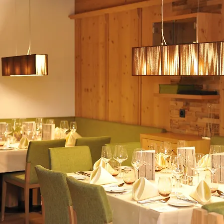 普利瓦阿尔派旅馆 *